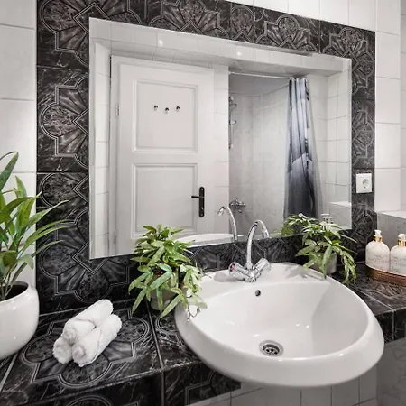 Your Spacious With Terrace & 3 Acs Apartament