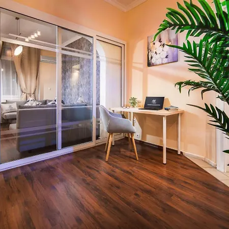 Apartmán Your Spacious With Terrace & 3 Acs